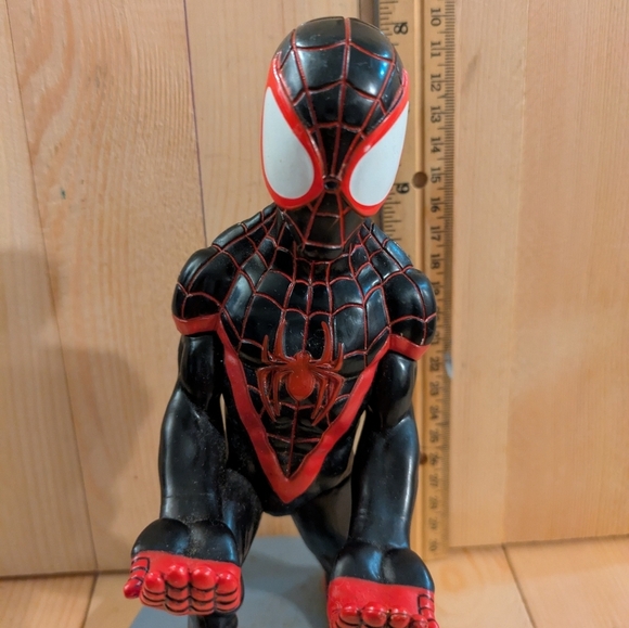 Black and Red Spider-Man Figurine Phone Holder - Picture 4 of 6